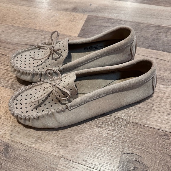 Minnetonka Tan Suede Men's Moccasins - Picture 3 of 4